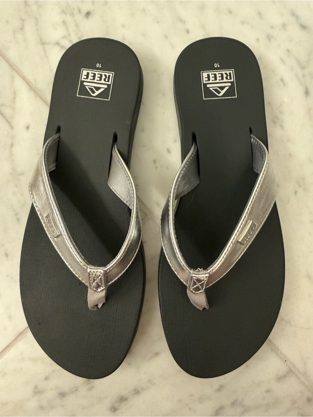 Reef Women’s Mia Sassy Flip Flops in Metallic Silver, Size 10 - Picture 4 of 9